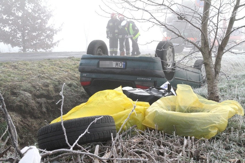 Wypadek pod Długołęką. Samochód osobowy dachował i wpadł do rowu (ZDJĘCIA)