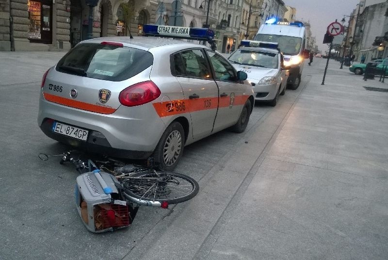 Pusty radiowóz straży miejskiej stoczył się na rowerzystę [FILM, ZDJĘCIA]
