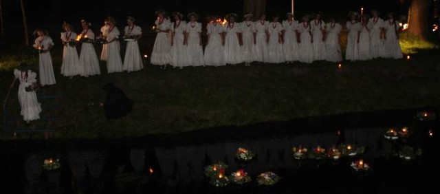 W Seceminie można było podziwiać obrzęd puszczania wianków na wodę przez tancerki z Zespołu Pieśni i Tańca Częstochowa.