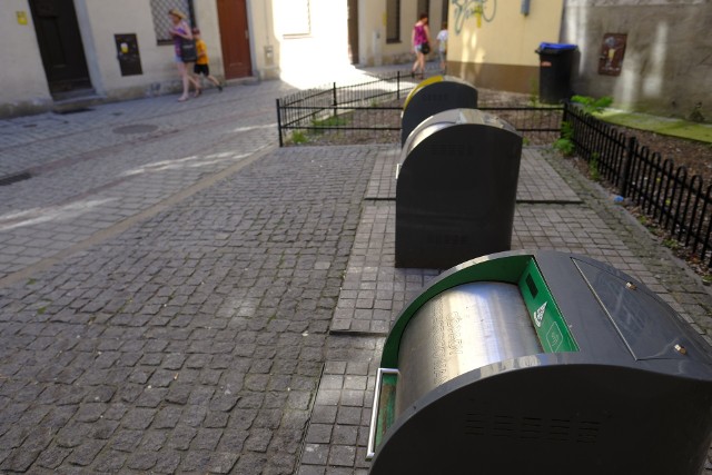 Nowe kosze do segregacji śmieci na starówce w Toruniu. Można pozazdrościć