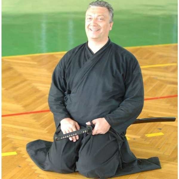 Zbigniew Florczak, neurochirurg z opolskiego WCM, przez trzy lata uczył się siadać tak, by czarna szata samuraja układała się równo po obu stronach nóg.