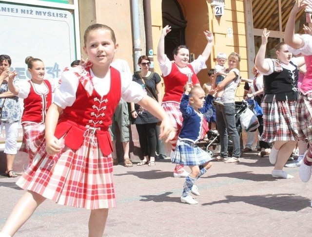 "The Jenkins School of Highland Dancing&#8221; ze Szkocji z najmłodszą, niespełna trzyletnią uczestniczką festiwalu