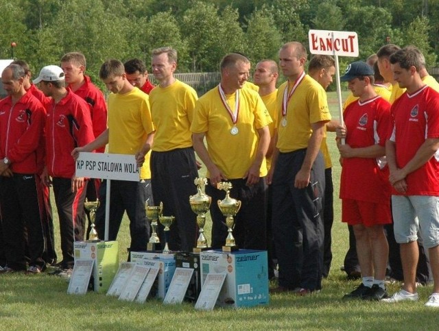 W środku zwycięska drużyna stalowowolskich strażaków.