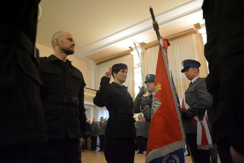 Ślubowanie policjantów KWP. Mamy 98 nowych mundurowych (ZDJĘCIA, WIDEO)