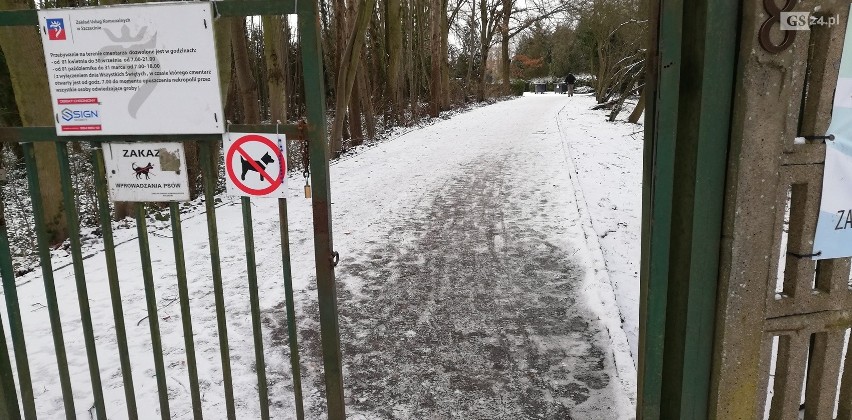 Śliskie, oblodzone podłoże alejek na Cmentarzu Centralnym -...