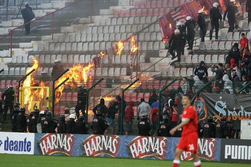 Derby Łodzi! Śmigłowiec, armatki wodne, race, policyjne oddziały. Nie zawsze derby Łodzi były spokojne. ZDJĘCIA