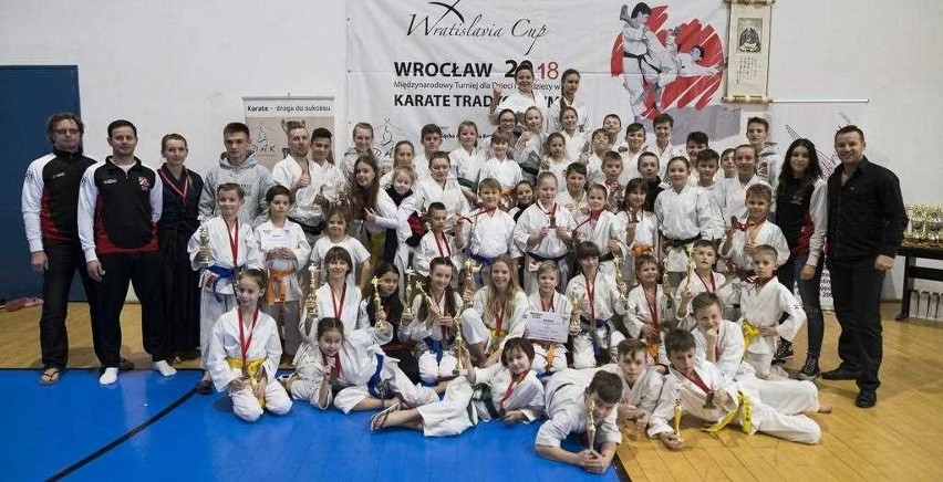 40 medali AKT Niepołomice-Kraków w zawodach karate tradycyjnego Wratislavia Cup