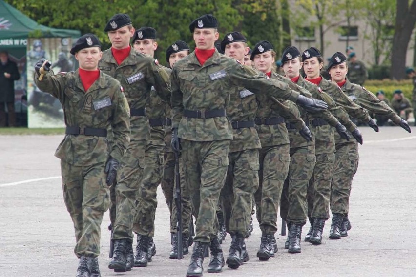 Na terenie poznańskich koszar uczniowie klas mundurowych...