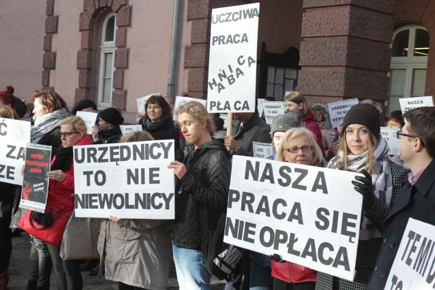 Pikietę poparcia dla protestujących pracowników sadowych...