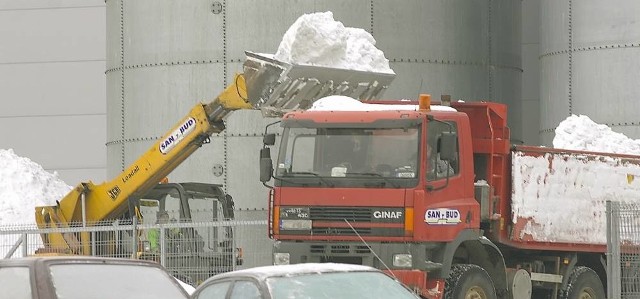 Castorama wywiozła śnieg, który zalegał z tyłu sklepu przy ul. Lisiej w Zielonej Górze