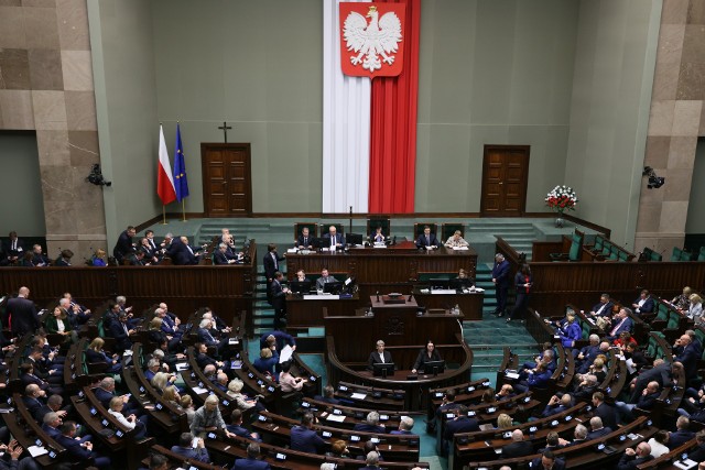 I.pl zapytał Paulinę Hennig-Kloskę (Polska 2050), Krzysztofa Paszyka (PSL - Koalicja Polska) i Cezarego Tomczyka (PO), czy ich ugrupowania są gotowe poprzeć zmiany konstytucji w tym zakresie.