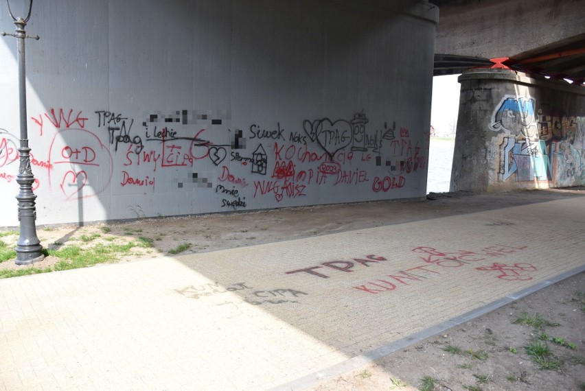 Zniszczony bulwar w Malborku. Gryzmoły pojawiły się też na filarze mostowym. Policja szuka sprawców. ZDJĘCIA