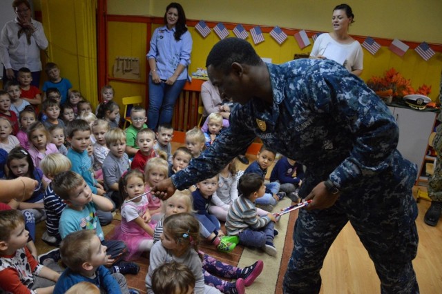 Żołnierze US Navy z bazy w Redzikowie odwiedzili przedszkole w Sławnie