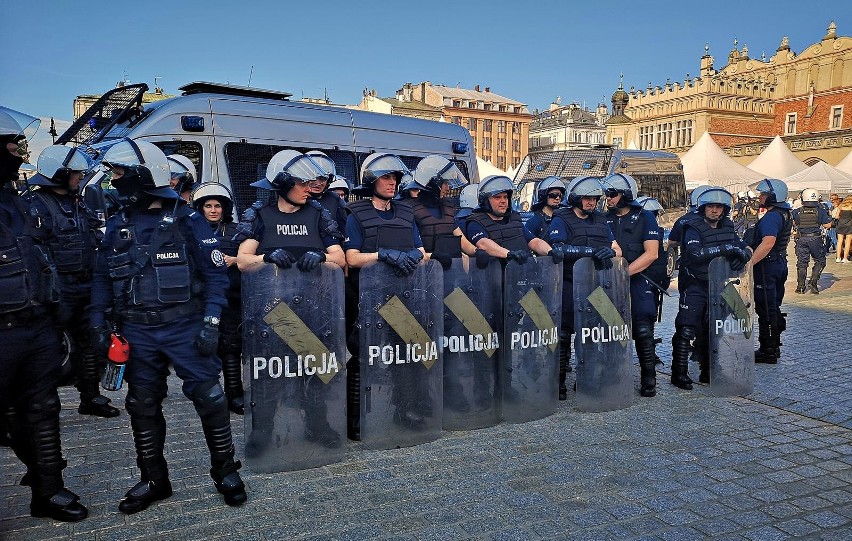 Kraków. Setki policjantów zabezpieczało Marsz Równości [ZDJĘCIA]