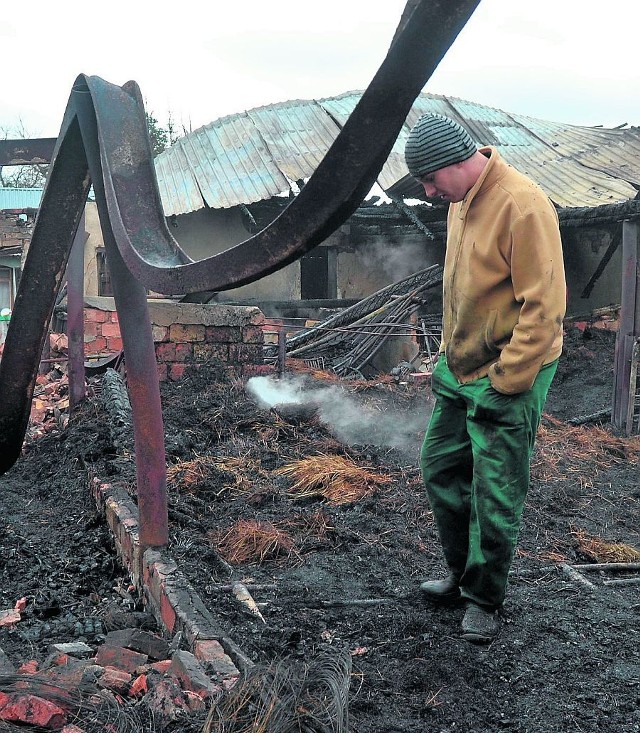 W pożarze spłonęły dwa budynki gospodarcze, sprzęt rolniczy, zwierzęta. Cudem ocalał dom mieszkalny.