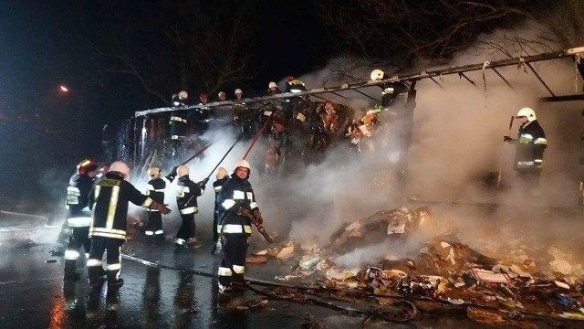 We wtorek przed północą na drodze krajowej 46 w Sidzinie pod Nysą zapaliła się naczepa ciężarówki, na której przewożona była makulatura. Z ogniem walczyło osiem zastępów straży pożarnej. Akcja gaśnicza skończyła się w środę około godziny 6.00. Na szczęście nikomu nic się nie stało. Droga na czas prowadzenia akcji gaśniczej była zablokowana.