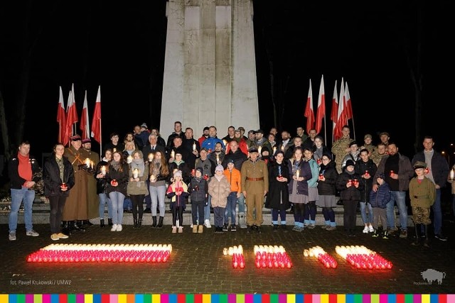 Światło Pamięci Niezwyciężonym w dekadę 100-lecia odzyskania niepodległości. Patrioci zapalili znicze na cmentarzu wojskowym w Białymstoku