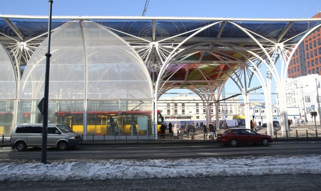 Przystanek Piotrkowska Centrum jest brudny i ponury