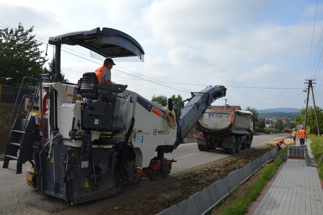 Prace na trasie z Woli Dębińskiej do Bielczy trwają od wiosny. Teraz mieszkańców czekają najbardziej intensywne roboty.