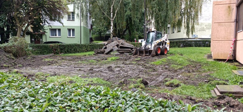 Wraca sezon grzewczy, a SM „Górnik” w Katowicach wymienia sieć ciepłowniczą przy kilku ulicach. Mieszkania zimne, lokatorzy oburzeni