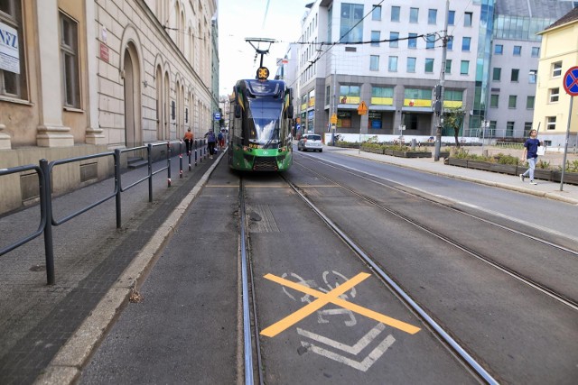 Zmiany będą obejmowały także:• Linia nr 603 nie będzie realizowany kurs o 7:00 z przystanku Łęczyca/Dworcowa, w szczycie popołudniowym kursy będą wykonywane co 30 minut,• Linia nr 690 nie będą wykonywane kursy w dni robocze,• Linie nr 611, 614 i 701 nastąpi korekta rozkładu jazdy, w dni robocze kursy będą wykonywane z mniejszą częstotliwością,• Linie nr 703 i 705 nastąpi korekta rozkładu jazdy, w dni robocze kursy będą wykonywane z mniejszą częstotliwością,• Linia nr 707 kursy będą wykonywane tylko w soboty, niedziele i święta,• Linia nr 710 nie będzie wykonywany kurs z dworca Górczyn PKM o godz. 6:50,• Linia nr 729 nie będą wykonywane kursy z Ogrodów w dni robocze o godz.: 7:55, 8:30, 13:50, 15:30, 16:15, i 17:40, a z przystanku Dopiewo/Dworzec Kolejowy kursy w dni robocze o godz.: 6:35, 6:50, 8:20, 15:00, 16:35 • Linia nr 802 kurs z Ogrodów w dni robocze o godz. 5:25 będzie realizowany 5 minut wcześniej, tj. o godz. 5:20; nie będzie realizowany kurs z przystanku Tarnowo Pdg/Centrum, w dni robocze o godz. 6:22; nie będą wykonywane kursy na odcinku Tarnowo Pdg/Centrum – Tarnowo Pdg/Ostatnia,• Linia nr 803 kursy z dworca Junikowo w dni robocze o godz. 13:20 i 22:20 będą na stałe wykonywane z wjazdem na przystanek Wysogotowo/Batorowska,• Linie nr 811 i 821 nie będą wykonywane wjazdy na przystanek Tarnowo Pdg/Poznańska Szkoła,• Linia nr 813 kursy z Ogrodów do Kaźmierza/Rynek w dni robocze o godz. 14:07 i 16:12 będą dodatkowo wjeżdżać do Kokoszczyna; nie będą wykonywane wjazdy na przystanek Tarnowo Pdg/Szkolna,• Linie nr 886 i 889 – zawieszone• Linia nr 901 wybrane kursy w dni robocze, soboty, niedziele i święta będą wykonywane z wjazdem na przystanek Suchy Las/Cmentarz, zlokalizowanym na ulicy Borówkowej,• Linia nr 902 część kursów w dni robocze będzie realizowana tylko na odcinku Os. Sobieskiego – Morasko.