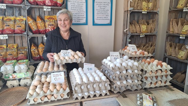 Grażyna Mosińska sprzedająca jaja w sklepiku na łódzkim Górniaku spodziewa się największego ruchu w tygodniu przed Wielkanocą
