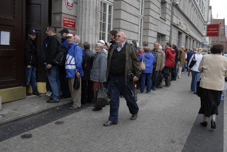 Kolejka gigant pod NBP po monetę z Euro