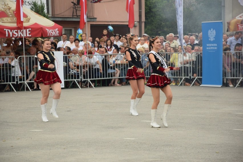 Parada i tańce instrumentalistów w Skale. Festiwal Orkiestr Wojskowych i Dętych