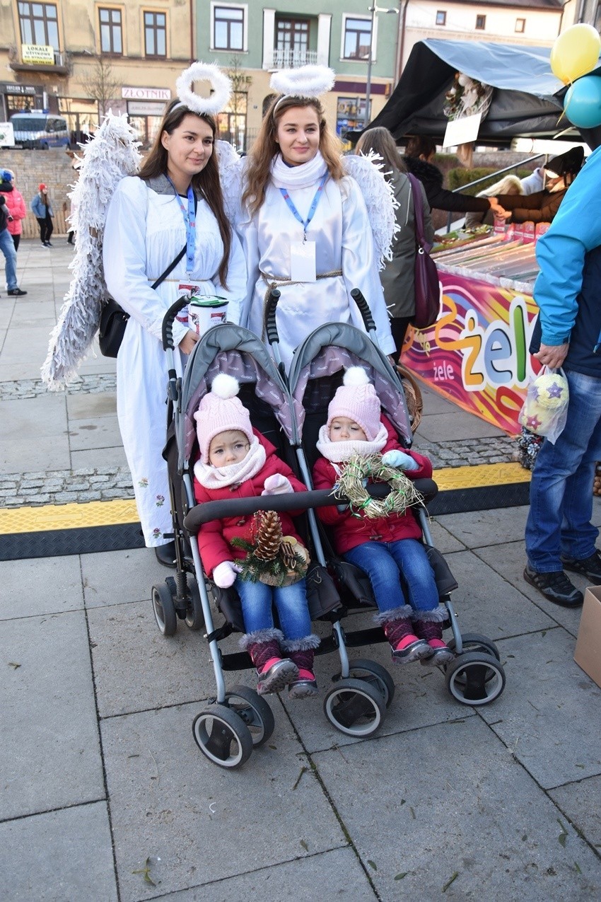 Małopolski Jarmark Bożonarodzeniowy w Gorlicach. Po rynku chodzą też dobre anioły i zbierają datki na leczenie Maksia Szpyrki