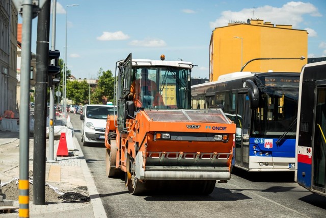 Od soboty, 12 czerwca do niedzieli, 13.06, torowisko na Kujawskiej będzie nieprzejezdne. W związku z tym tramwaje pojadą inaczej i wprowadzona zostanie komunikacja zastępcza.Zobacz, co się zmienia w komunikacji w weekend. Kliknij strzałkę obok zdjęcia lub przesuń je gestem >>>