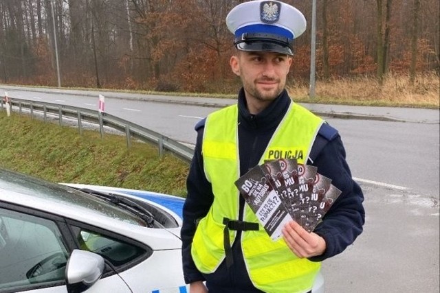 Policjanci przypominają kierowcom, że zmieniły się przepisy. Nie warto ryzykować