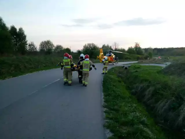Po wypadku w Kielcach 37-letniego kierowcę śmigłowiec przetransportował do szpitala.