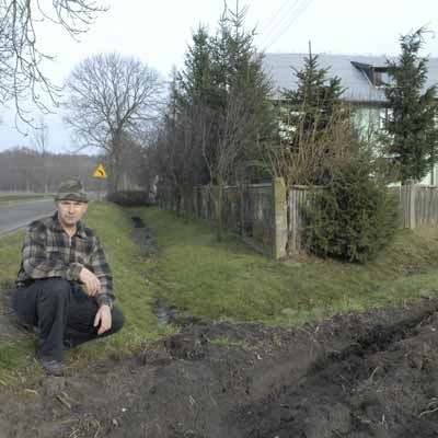 Tak wygląda dziś okolica domu pana Michała - jest sucho - dzięki wykopaniu przepustu przez drogowców, tuż po naszej interwencji