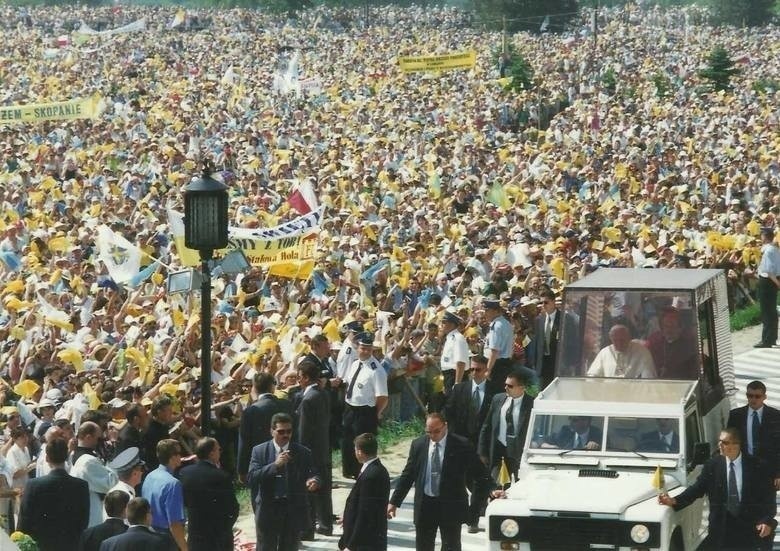 Sandomierz wspomina pobyt na błoniach świętego Jana Pawła II. Tysiące wiernych uczestniczyło we mszy świętej
