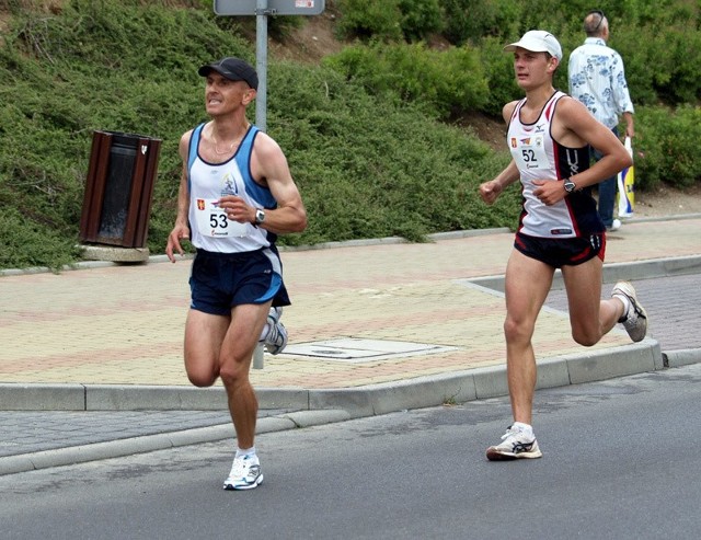Tomasz Drąg (nr 53) z Chełmna zajął 2. miejsce w półmaratonie przedzielając na podium dwóch Białorusinów