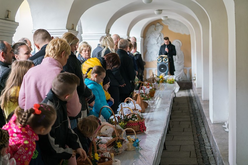 Święcenie pokarmów w kościele Ducha Św. w Nowym Sączu