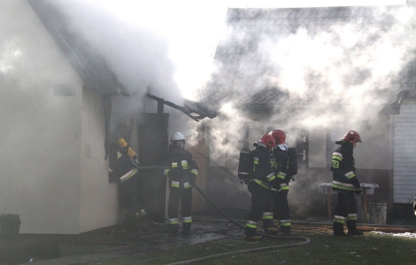 Radlin, gmina Górno. Pożar butli z gazem w domu mieszkalnym, jedna osoba ranna [ZDJĘCIA]