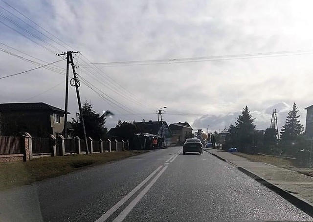 Tir wpadł do rowu w Czerwionce-Leszczynach. Utrudnienia w ruchu na ulicy Pojdy