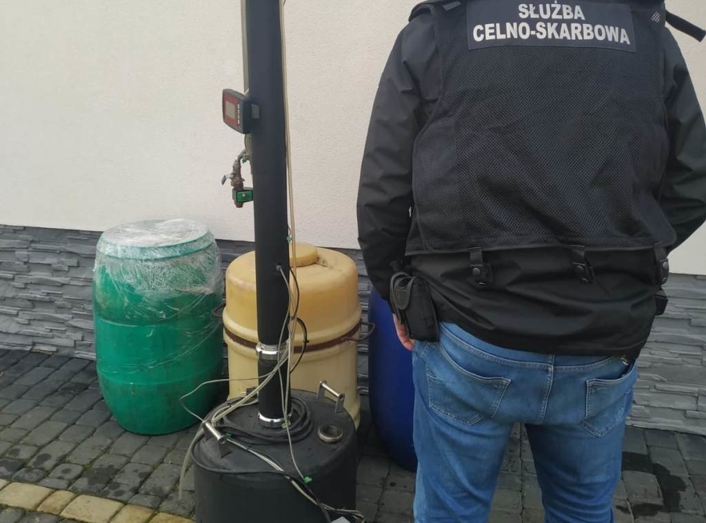 Nielegalna wytwórnia bimbru pod Sanokiem. Funkcjonariusze KAS znaleźli