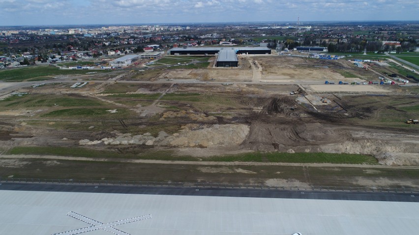 Budowa lotniska w Radomiu. Port rośnie w oczach. Jakie są postępy robót? Zobacz zdjęcia z drona