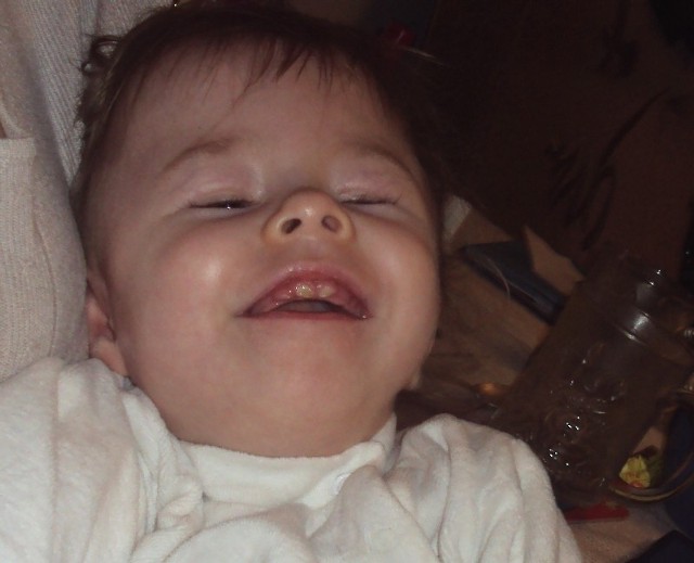 Na zdjęciu uśmiechnięta mała Angelika, jedna z podopiecznych Akcji Dobroczynnej