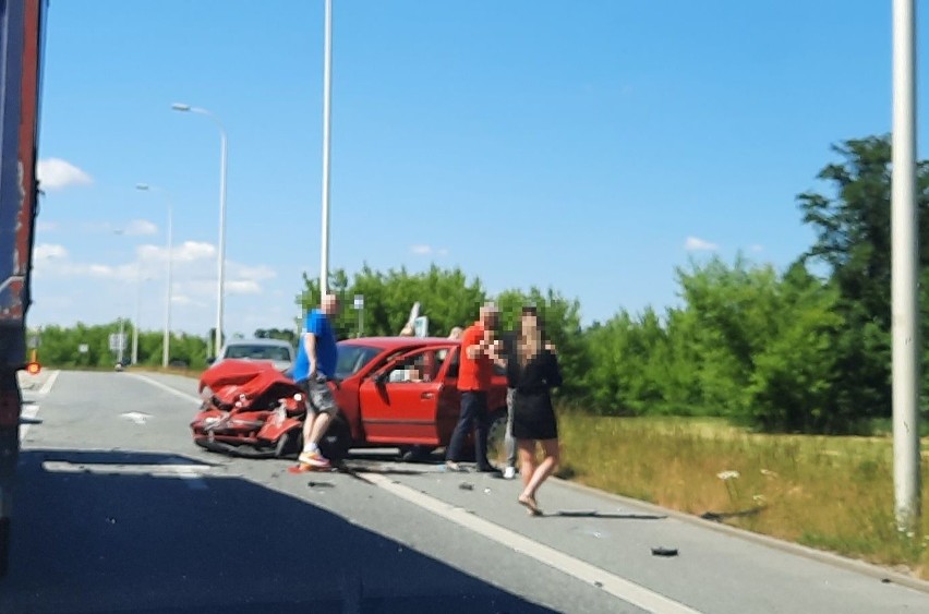 Wypadek w Ostrowcu. Zderzenie samochodów na ulicy Samsonowicza. Są utrudnienia w ruchu (ZDJĘCIA) 