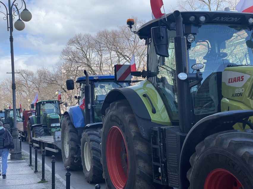 Rolnicy protestowali w Szczecinie. Ponad 100 ciągników zablokowało Trasę Zamkową [ZDJĘCIA]