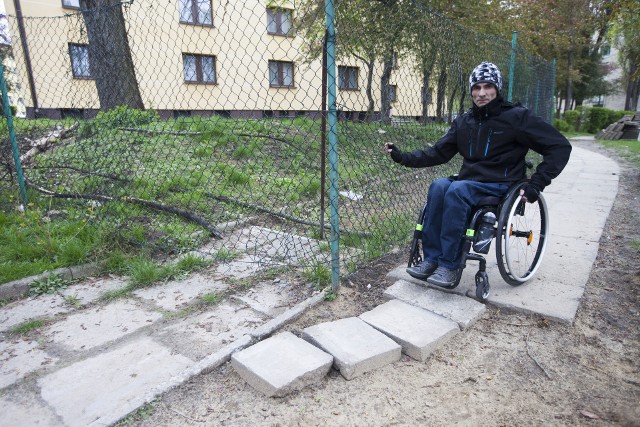 Niepełnosprawny Jacek Jankowski na niedokończonym chodniku