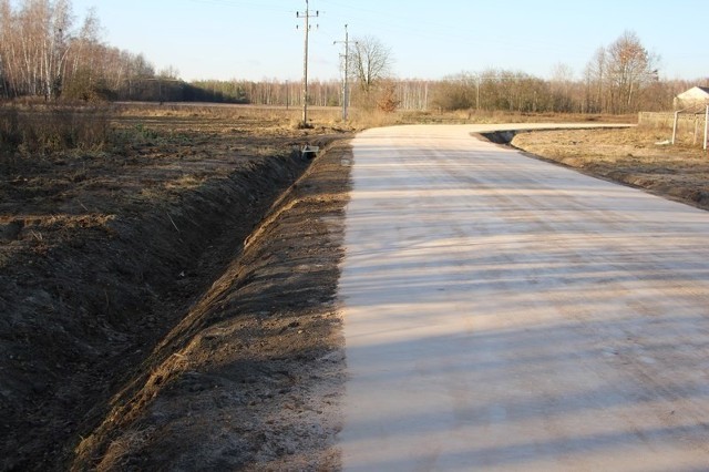 Gruntowa droga w Witoldowie w gminie Przytyk została wyrównana, jest tu ułożone kruszywo, a rowy oczyszczone.