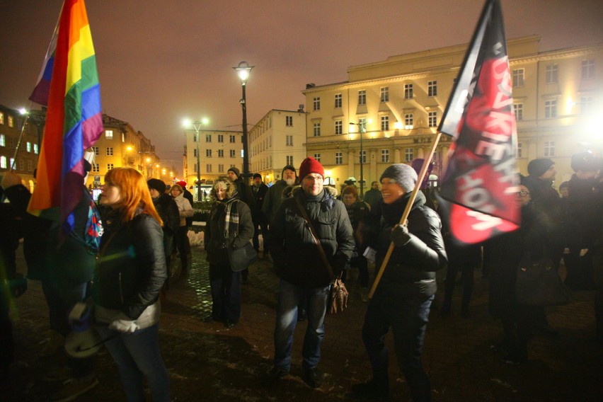 Manifestacja w obronie praw kobiet na Placu Wolności. Protest zgromadził około 500 osób [zdjęcia]