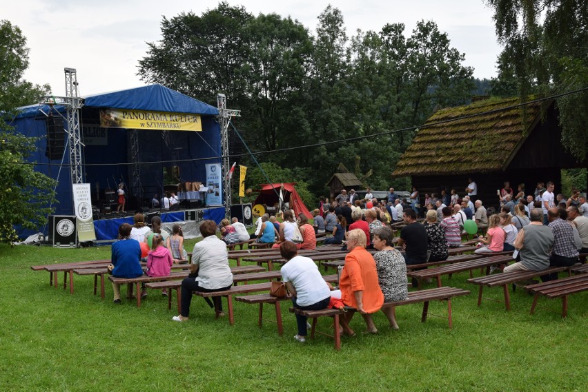 Szymbark. XV Panorama Kultur. W skansenie głośno gra muzyka, jest mnóstwo ludzi, są stoiska z rękodziełem, gospodynie częstują pysznościami