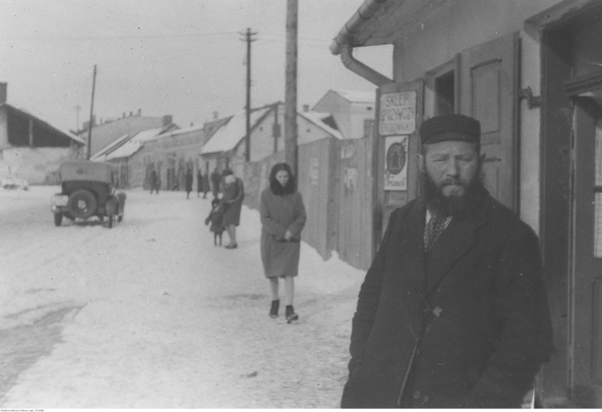 Żyd na ulicy przed sklepem spożywczym w Siewierzu