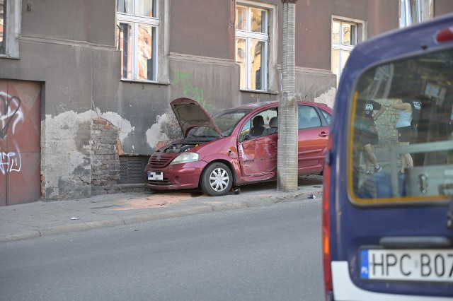 Na ul. Małogroblowej w Grudziądzu samochód potrącił dwie osoby, uderzył w latarnię i ścianę kamienicy