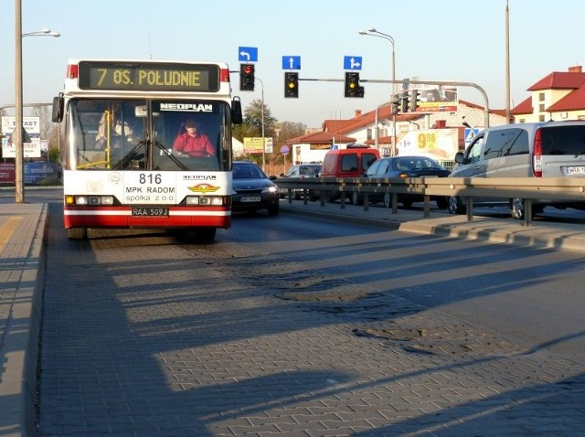 Na takich dziurach i koleinach niszczą zawieszenia autobusy zatrzymujące się w zatoce przystankowej przy ulicy Wierzbickiej, obok marketu Leclerc.